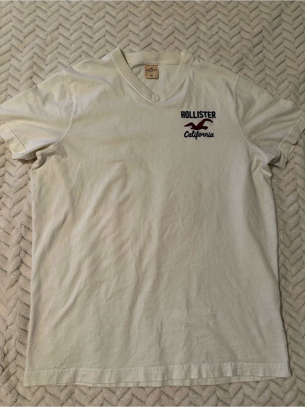 Retro Hollister Men’s White V‑Neck Logo T‑Shirt